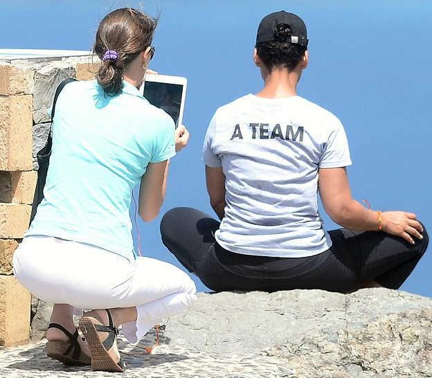 Alicia Keys does not understand how to use an iPad